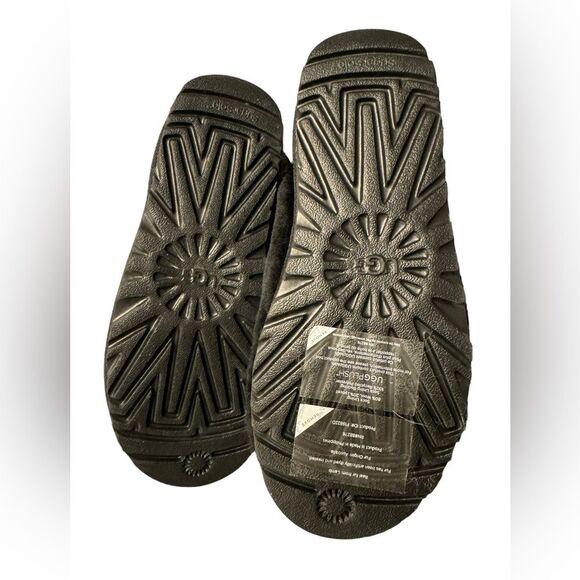UGG Classic Cozy Slippers - NEW without box UGGS BLACK SLIPPERS Size 6 - Picture 8 of 10